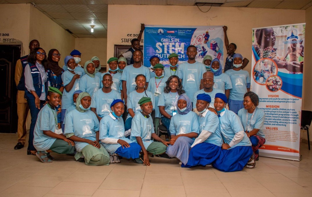 Students together in their T-shirts for 'Digital tools for sustainable geoscience' outreach